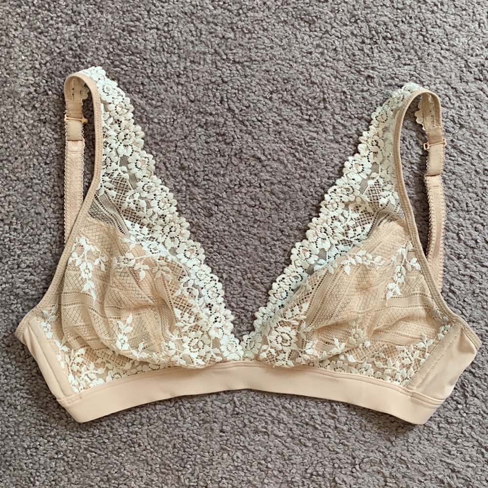 WACOAL Embrace Lace Soft Cup Bra Size 38 in color Naturally Nude/Ivory